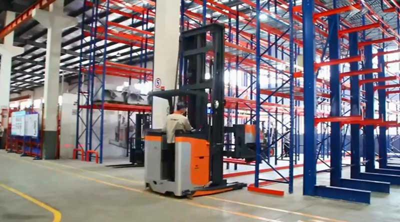 汽油、柴油或電動(dòng)叉車-有什么區(qū)別，什么最適合您的業(yè)務(wù)